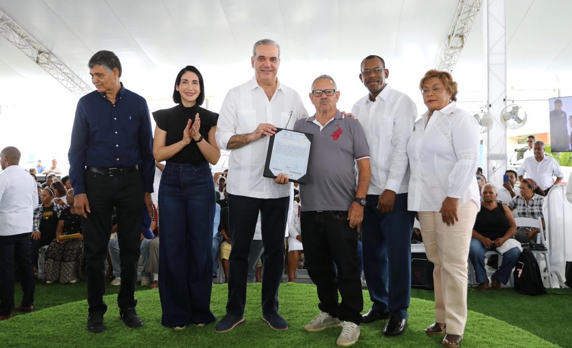 Luis Abinader entrega t&iacute;tulos y obras en SDO