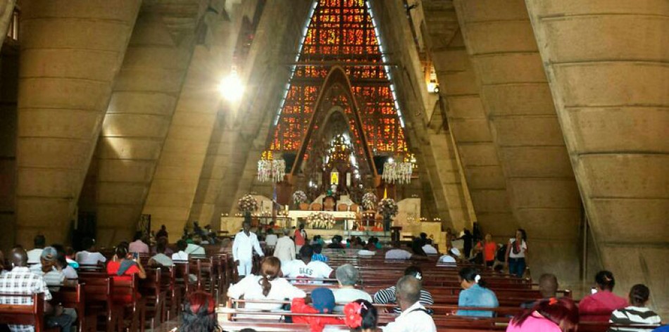 Cientos de feligreses se congregan en la Bas&iacute;lica de Hig&uuml;ey en devoci&oacute;n a la Virgen de La Altagracia
