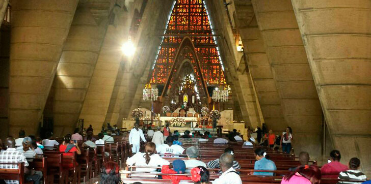 Cientos de feligreses se congregan en la Bas&iacute;lica de Hig&uuml;ey en devoci&oacute;n a la Virgen de La Altagracia