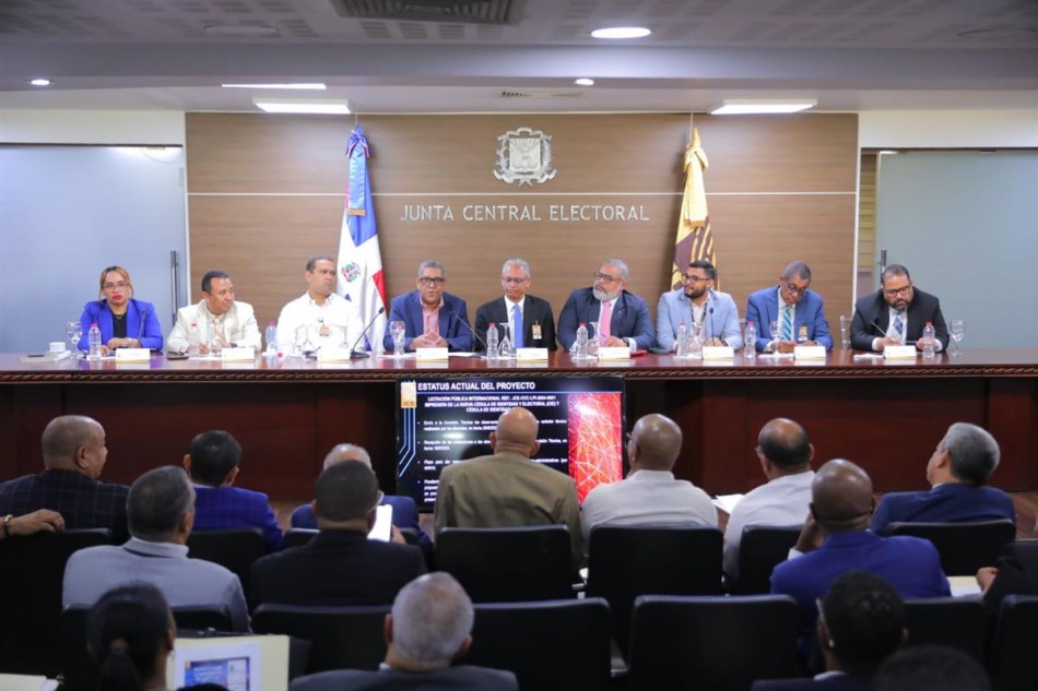 JCE se re&uacute;ne con miembros del PLD para presentar proyecto de nuevas c&eacute;dulas de identidad
