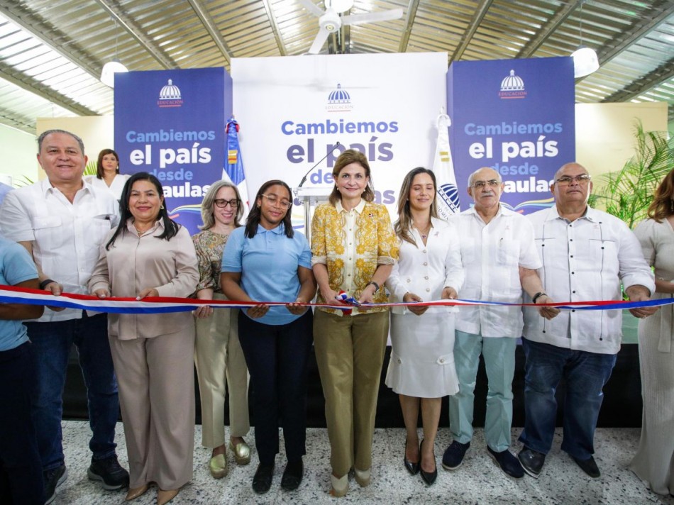 Raquel Peña entrega carretera, liceo y Caipi en Valverde
