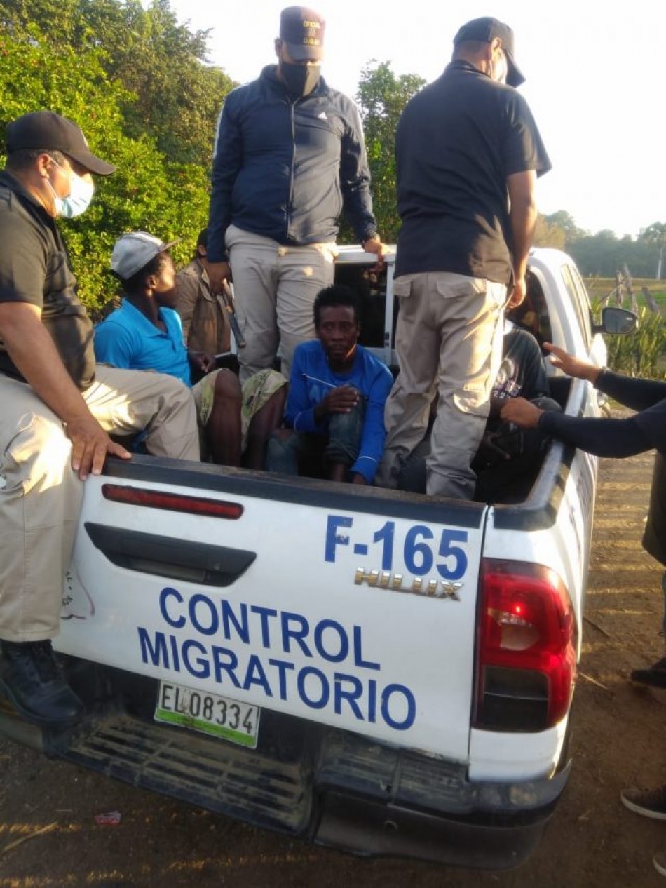 Miembros del ejército detienen caravana de 82 indocumentados
