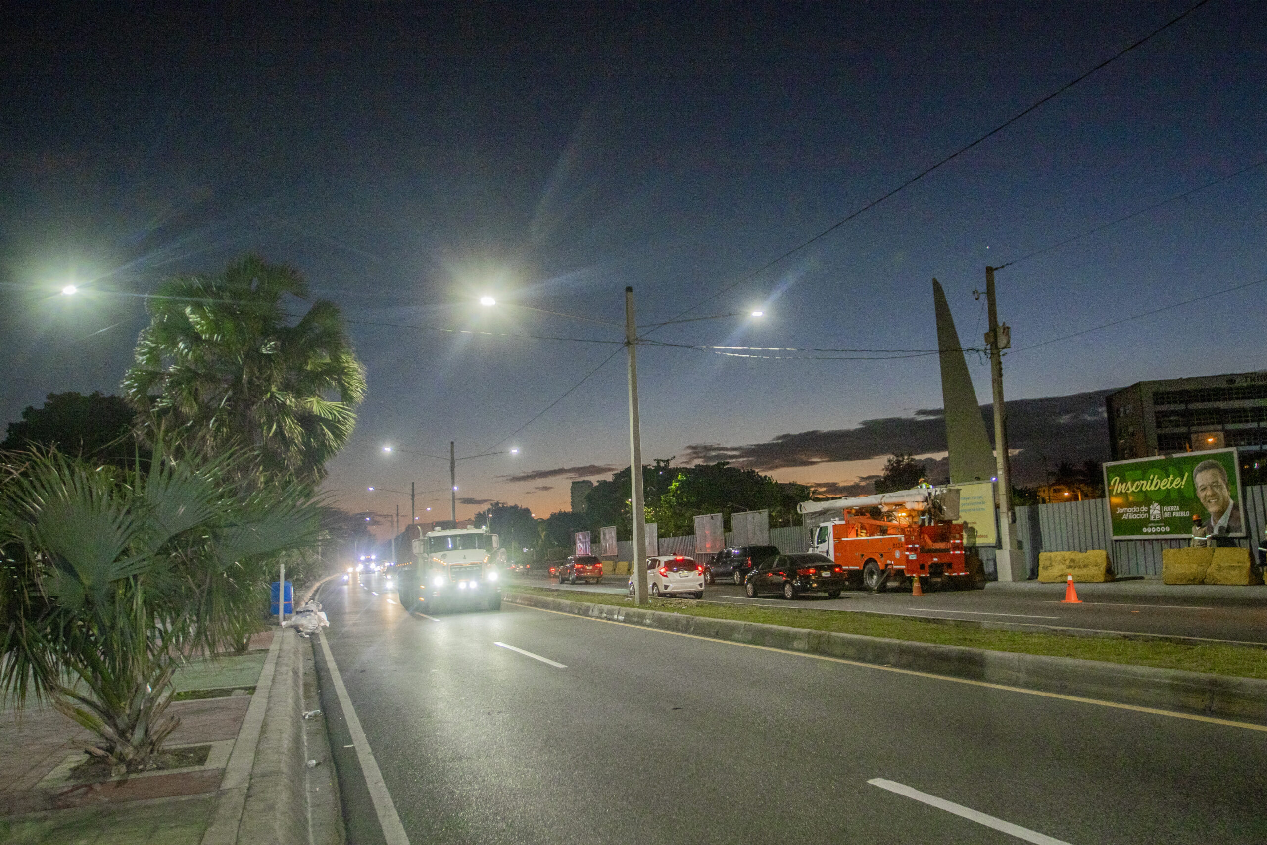 Edesur ilumina el Malec&oacute;n de SD; ya ha colocado 440 luminarias