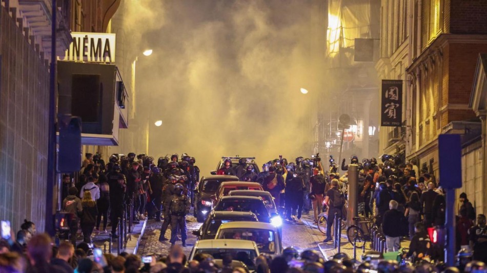 Miles de detenidos en quinta noche seguida de protestas en francia