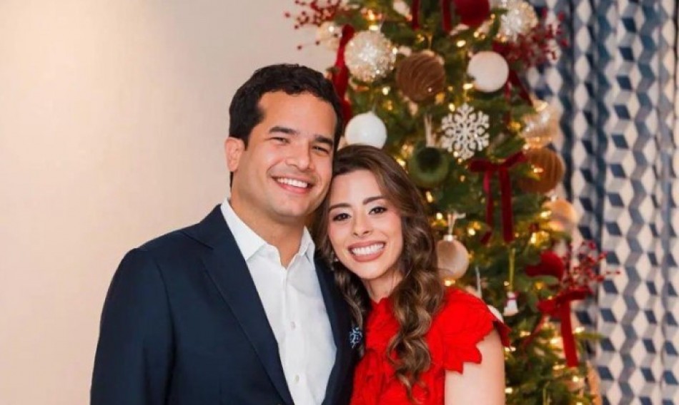 Omar Fern&aacute;ndez rompe corazones en Nochebuena, se compromete con Alexia Rubio