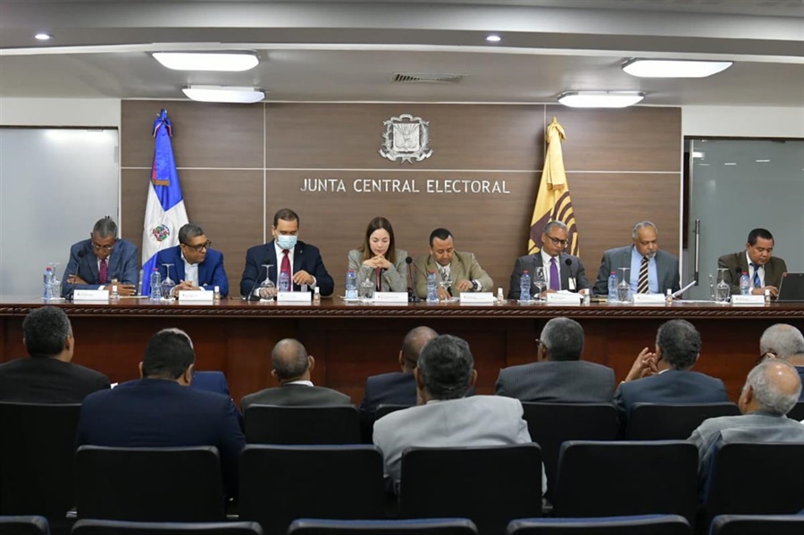 JCE y t&eacute;cnicos de partidos se reunieron para tratar el tema de las primarias 