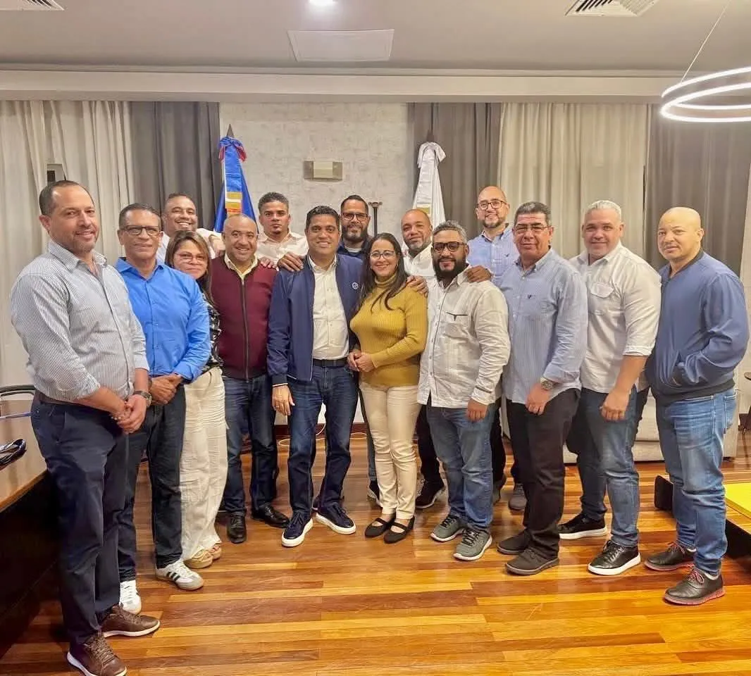 Kelvin Cruz se re&uacute;ne con gerentes del Basket Superior Vegano