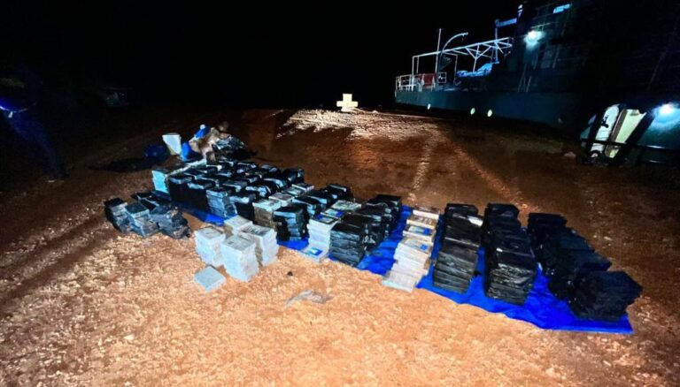 Arrestan dos dominicanos con 430 paquetes presumiblemente coca&iacute;na pr&oacute;ximo a Isla Beata