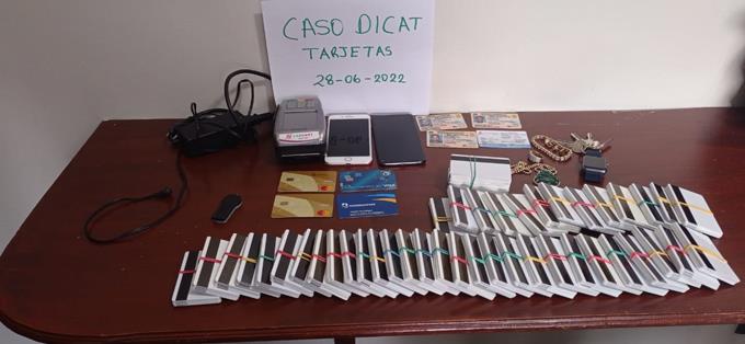 Arrestan a tres personas vinculadas a banda que clona tarjetas de programas sociales