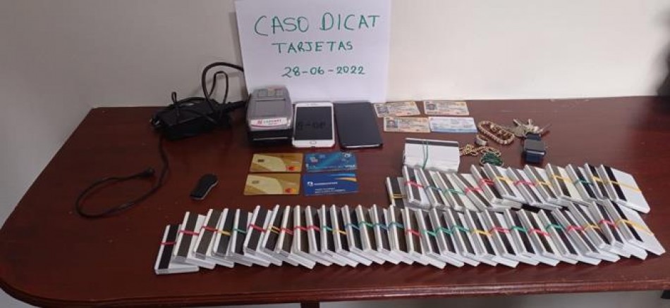 Arrestan a tres personas vinculadas a banda que clona tarjetas de programas sociales