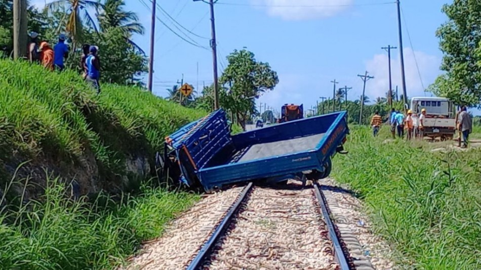 Se registra dos heridos tras locomotora embestir camión sobre rieles