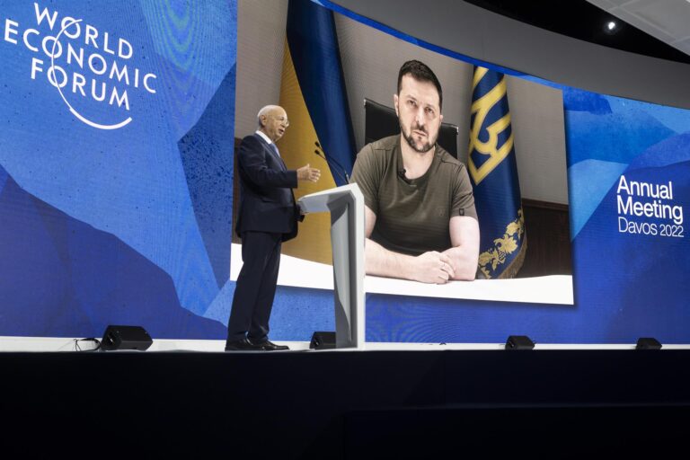 Zelenski pide ayuda a l&iacute;deres y empresas en Davos y m&aacute;s sanciones a Rusia