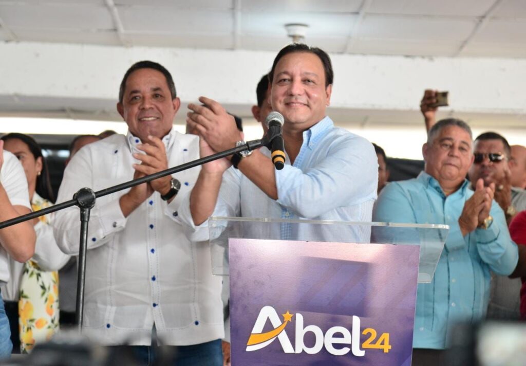 Abel Mart&iacute;nez dice Gobierno abandon&oacute; a los agricultores