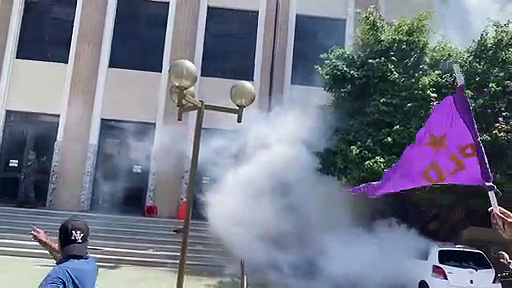 Cientos de simpatizantes del Partido de la Liberaci&oacute;n rompen cristales y polic&iacute;as lanzan bombas lacrim&oacute;genas