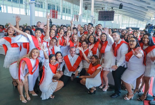 Presidente a graduandos Intec: &laquo;Sean honestos y transparentes&raquo;