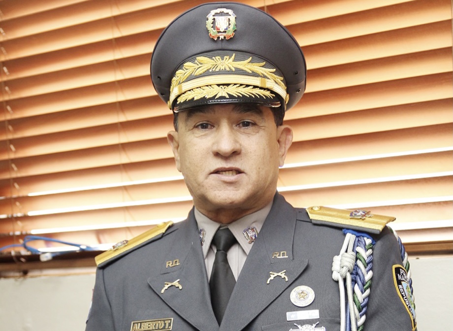 &iquest;Espionaje? Director PN obliga a agentes policiales asistir a iglesias y dar un informe cada lunes con fotos