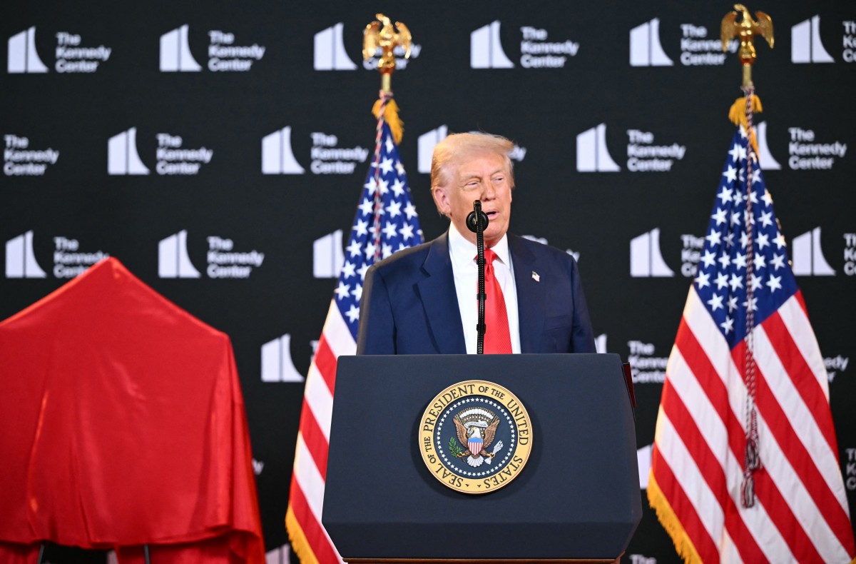 Trump viaja a la cumbre con Putin en Alaska 