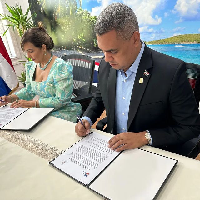 Director General de INPOSDOM Erick Guzm&aacute;n y la C&oacute;nsul General de los EE.UU Geanilda V&aacute;squez  firmaron acuerdo para fomentar el uso de los servicios de correos del Estado Dominicano