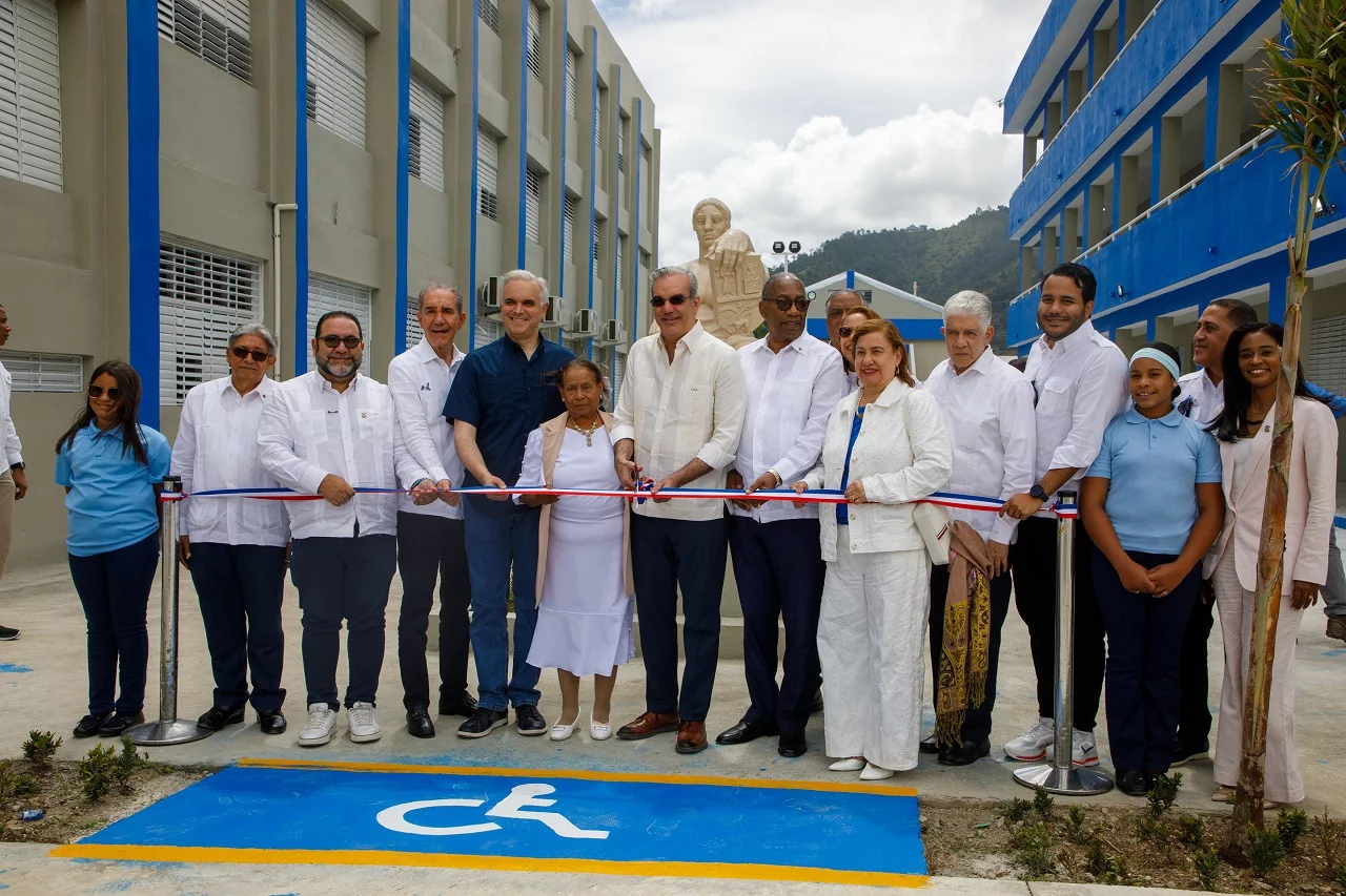 Presidente Luis Abinader inaugura Liceo Experimental y Subcentro de la UASD en Constanza