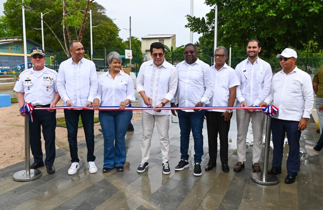 David Collado entrega remozada Plaza Marcelino Marte (Canito), en Guayacanes