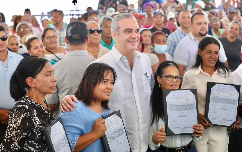 Luis Abinader entrega 537 t&iacute;tulos de propiedad en Santiago