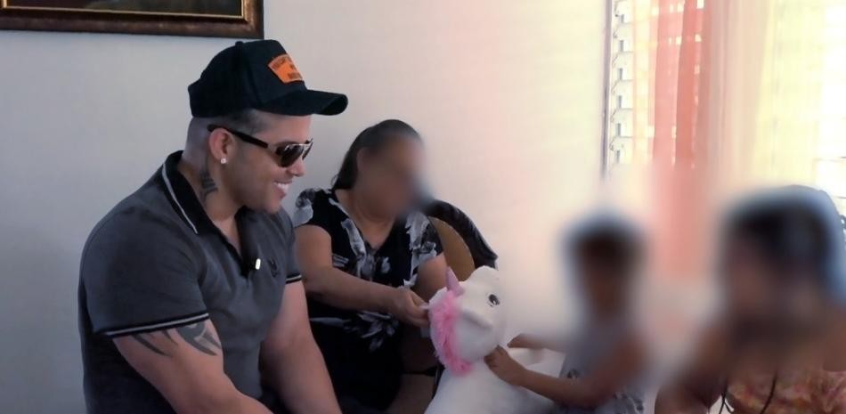 El Blachy lleva regalos y promete mensualidad de 25 mil pesos a dos de las hu&eacute;rfanas de Jet Set