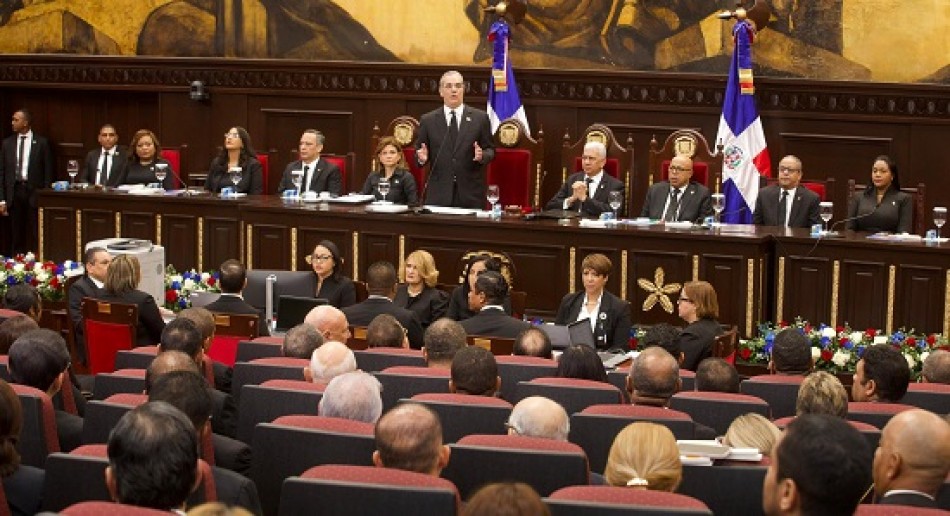 Luis Abinader describe nueva Constitución como compromiso con alternancia