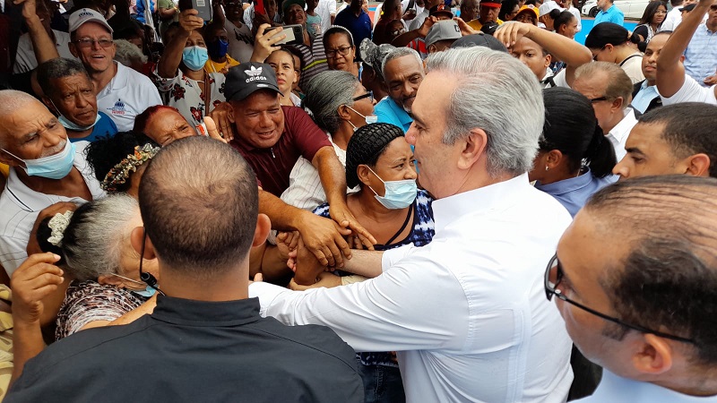 Abinader reta a quienes dudan de sus obras a que le &ldquo;caigan atr&aacute;s&raquo;