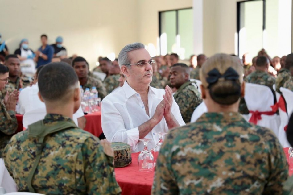 Abinader almorzó con comunitarios de Enriquillo en Barahona, y miembros 5ta Brigada de Infantería del ERD