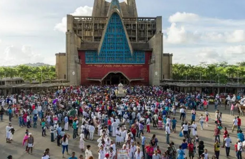 Miles de personas veneraron a la Virgen de la Altagracia 