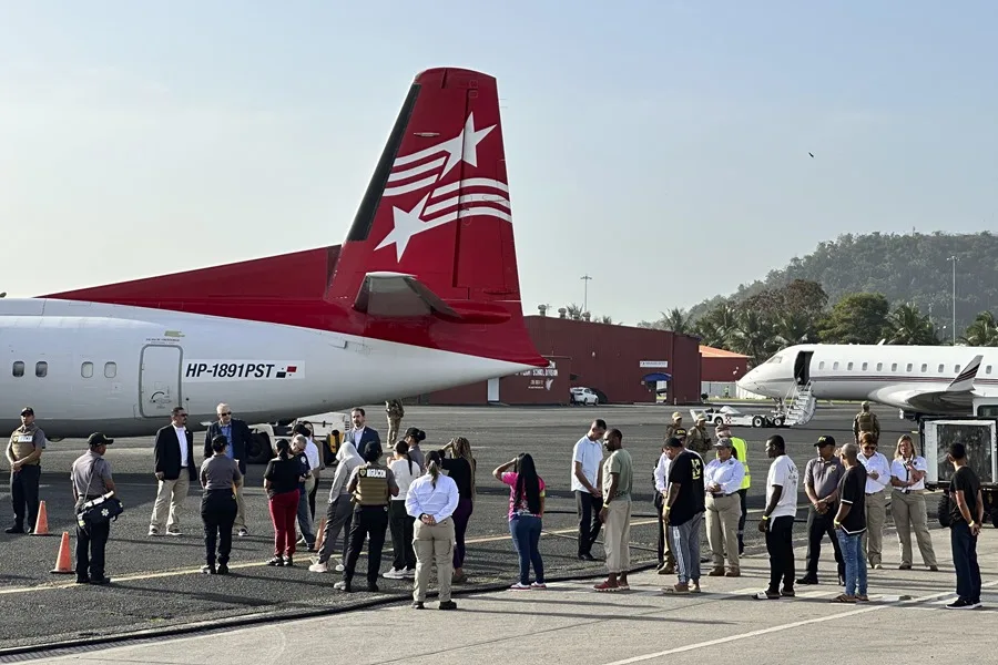 Colombia reanuda vuelos de repatriaci&oacute;n de EE.UU.