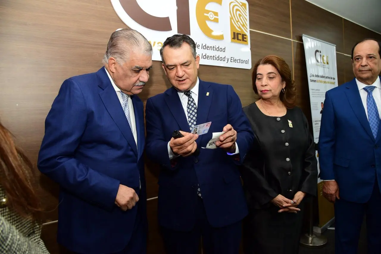 Miguel Vargas recibe la nueva cédula y afirma que la oposición deberá unirse para ganar en 2028