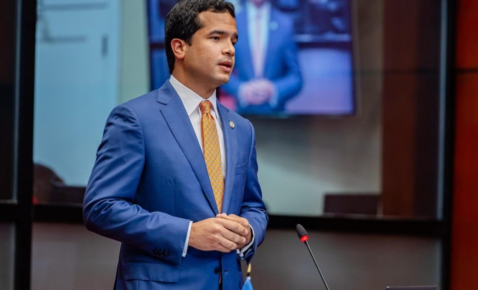 Omar atribuye apag&oacute;n a &ldquo;descuido estructural&rdquo; en el sistema el&eacute;ctrico