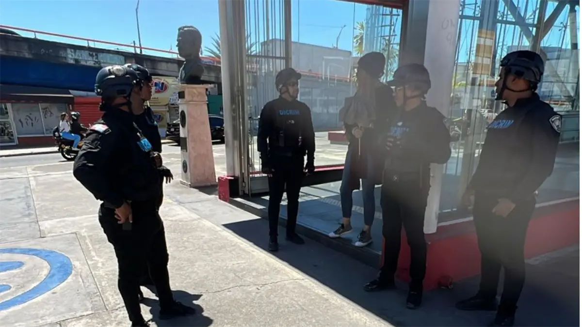 Policía despliega agentes en distintos puntos del país tras apagón nacional