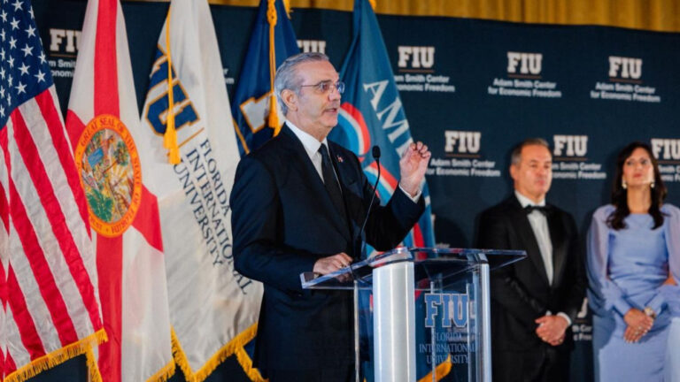 Luis Abinader regresa al pa&iacute;s tras concluir agenda de trabajo en Miami