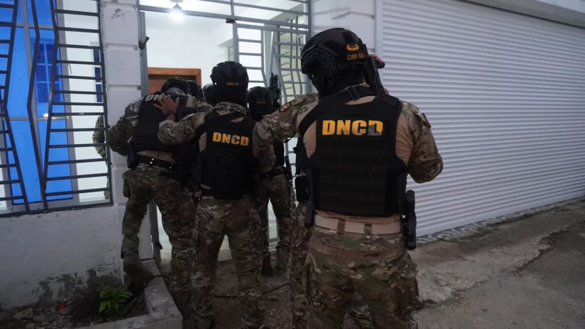 DNCD arresta a dos implicados en caso vinculado a decomiso de 1.7 toneladas de coca&iacute;na en Pedernales