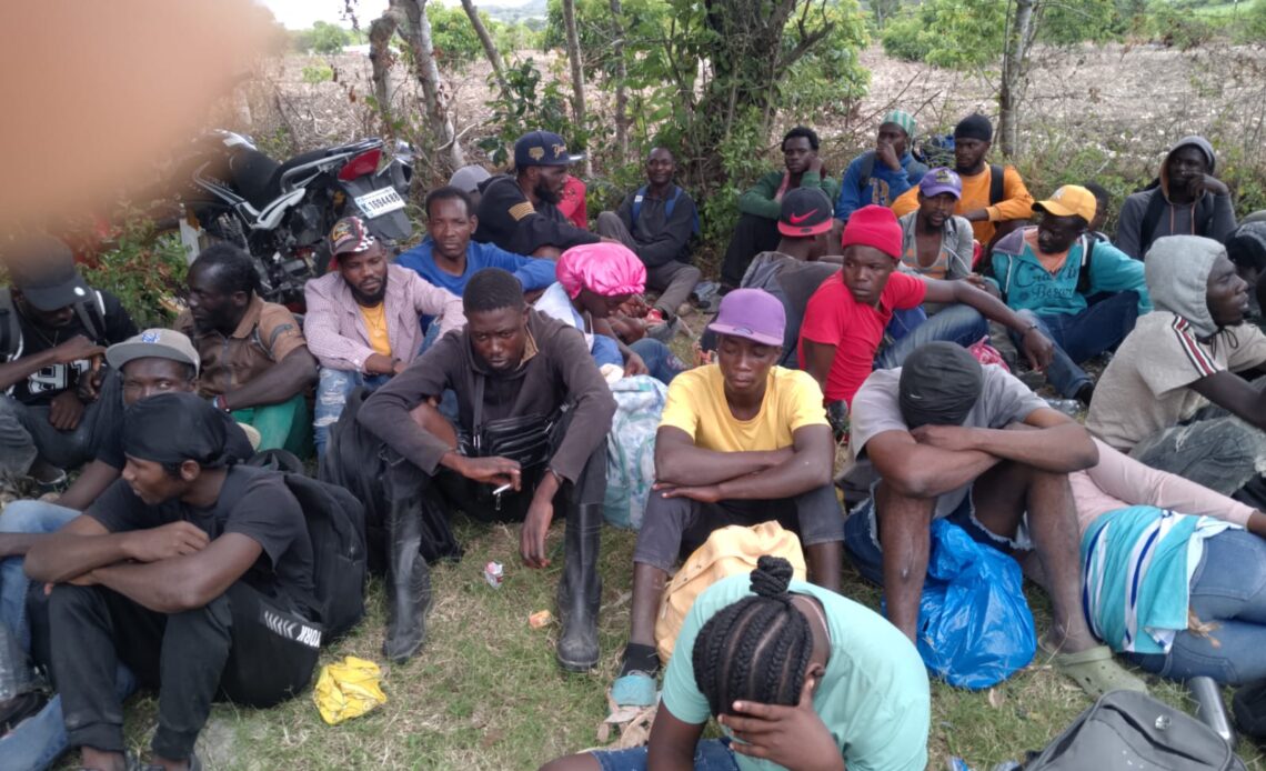Ej&eacute;rcito intercepta a 35 haitianos indocumentados en monta&ntilde;as de El Cercado