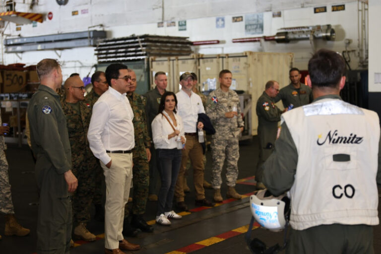 Embajadora Leah Campos visita portaaviones de Estados Unidos junto a autoridades dominicanas