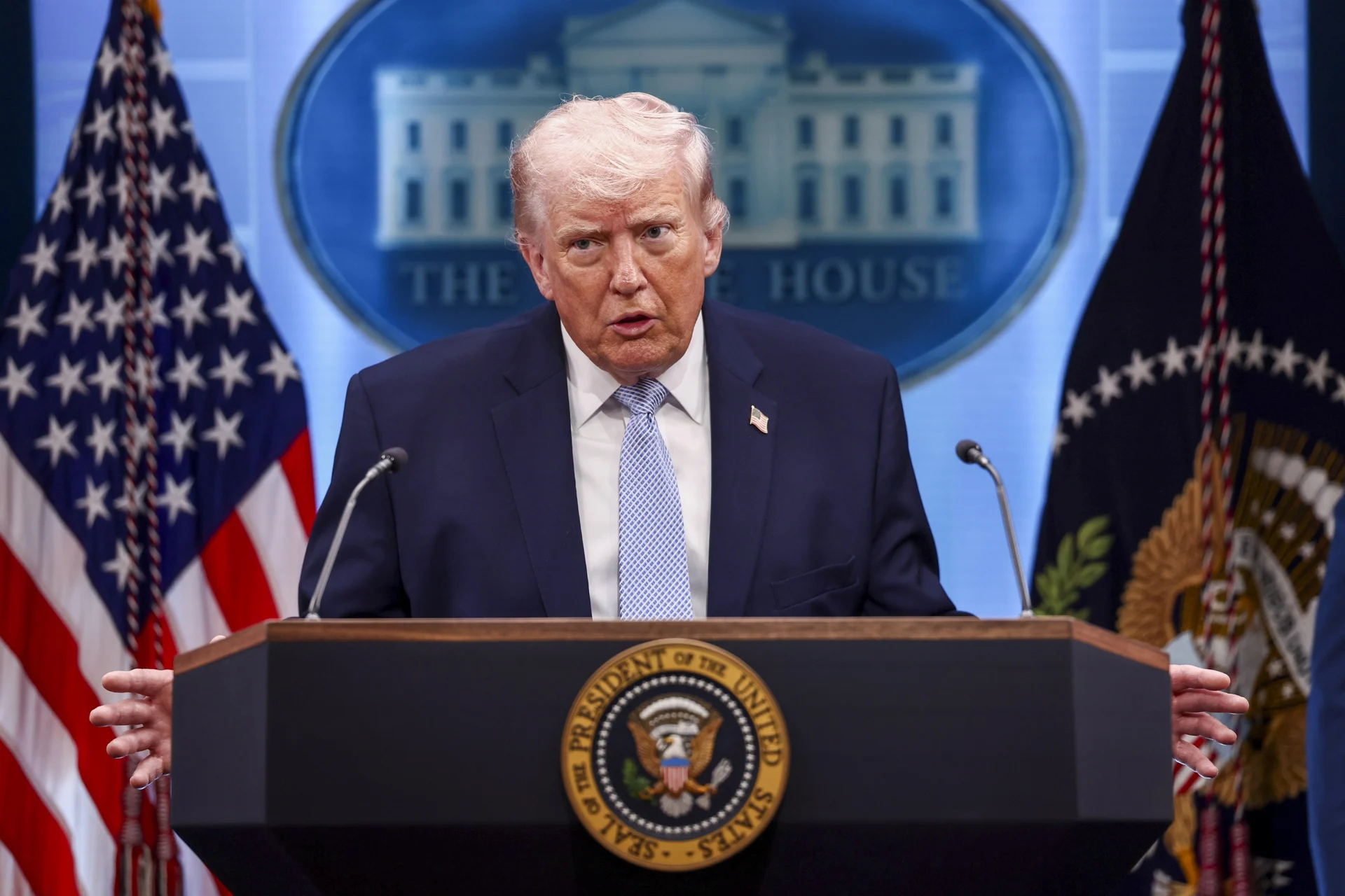 Trump advierte que Ir&aacute;n enfrentar&aacute; consecuencias por retrasar negociaci&oacute;n de acuerdo