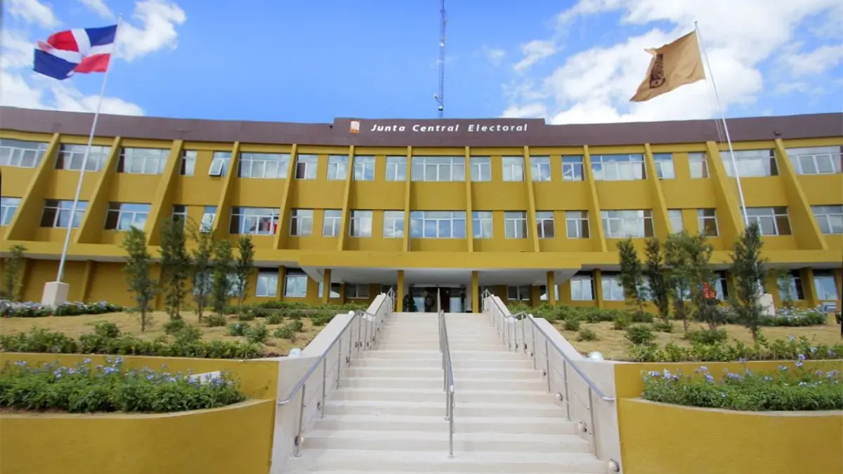 JCE entrega 41 cédulas en nuevo formato a autoridades de partidos políticos