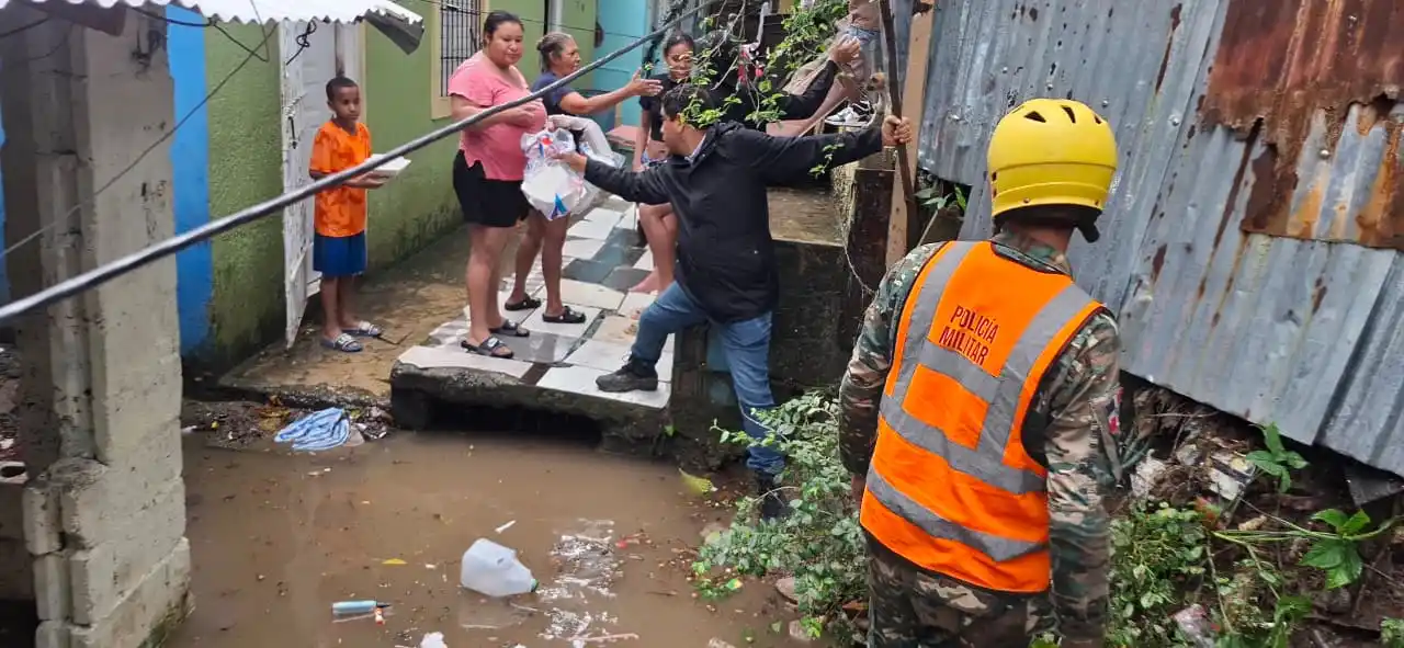 DASAC despliega cocinas móviles para asistir a familias afectadas por lluvias en Puerto Plata