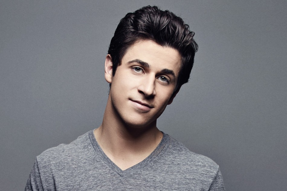 Actor David Henrie visit&oacute; a ni&ntilde;os escasos recursos del pa&iacute;s con juguetes en mano