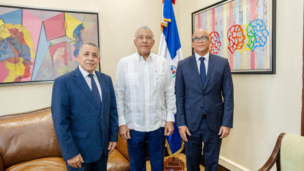 Ministro Andr&eacute;s Bautista juramenta a F&eacute;lix Reyna como director de la Diecom