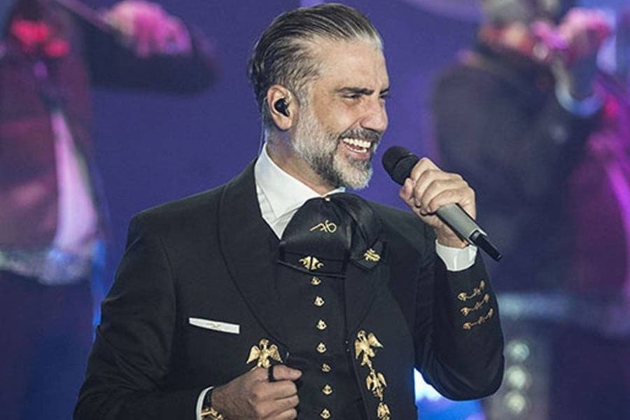Alejandro Fern&aacute;ndez llena el Palacio de los Deportes con sus canciones rom&aacute;nticas 