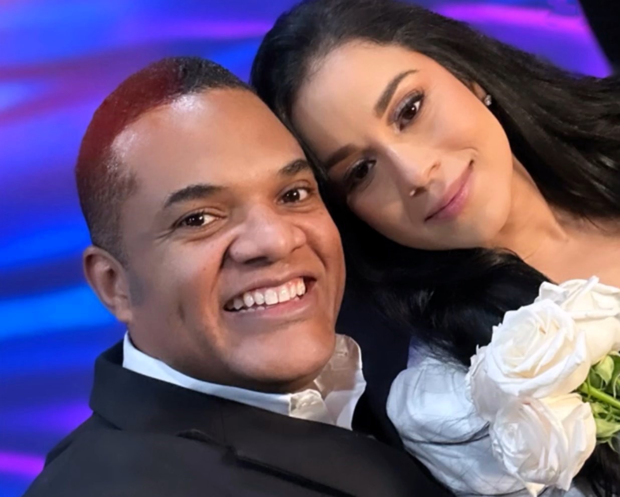 Alex Matos presenta a su esposa Madelyn Rodr&iacute;guez  