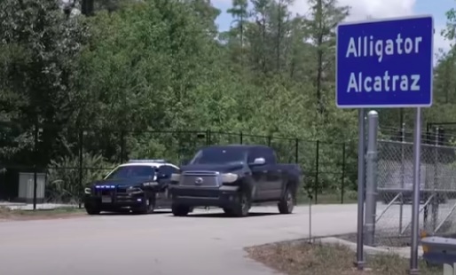 EE.UU. comienza a deportar a migrantes desde centro Florida