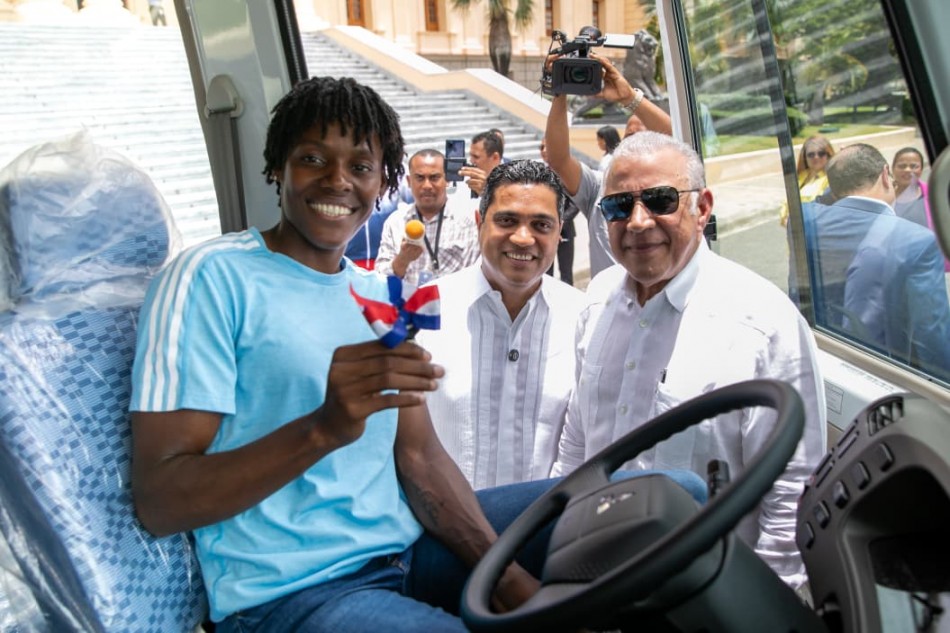 Gobierno RD entrega autobús a fundación de Marileidy Paulino