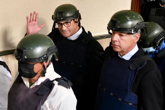 La mitad de los encartados canta en el banquillo 