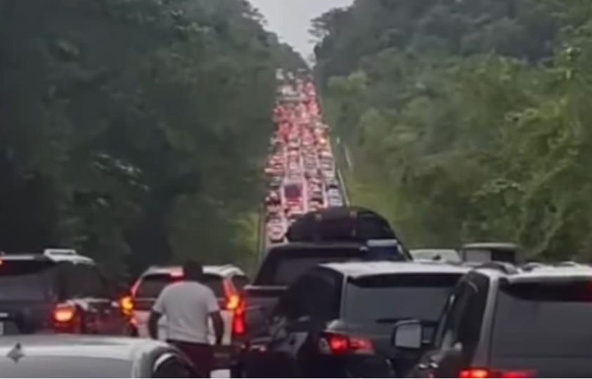 Hubo gigantesco tap&oacute;n veh&iacute;culos autopista Saman&aacute; este domingo