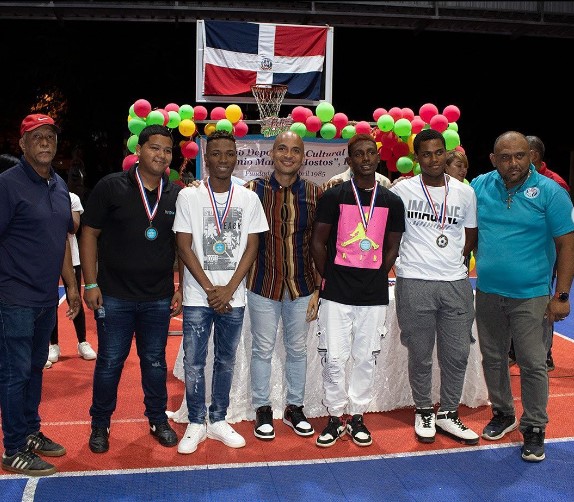  El dirigente pol&iacute;tico de la Fuerza del Pueblo Elmin Noboa asiste a  la cena navide&ntilde;a junto  a los maestros del Club Deportivo y Cultural Eugenio Maria de Hostos 